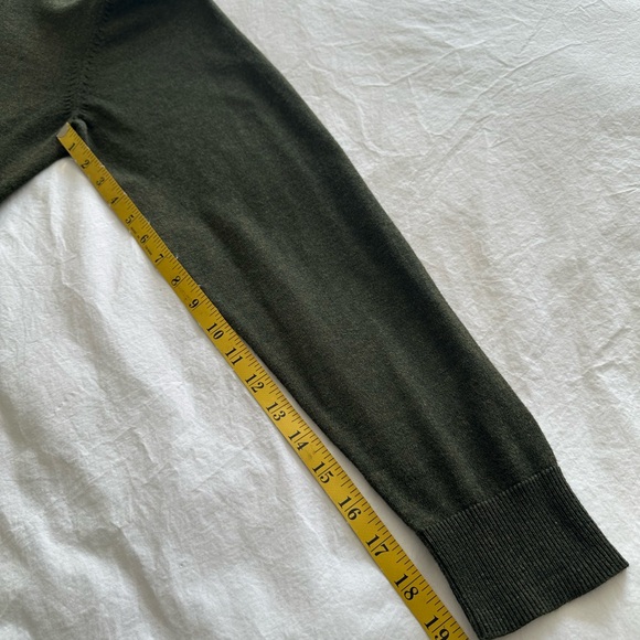 Old Navy Men's V-Neck Sweater in Olive, size large - Picture 12 of 12